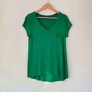 Soft viscose v-neck t-shirt short sleeve green flowy Cable & Gauge